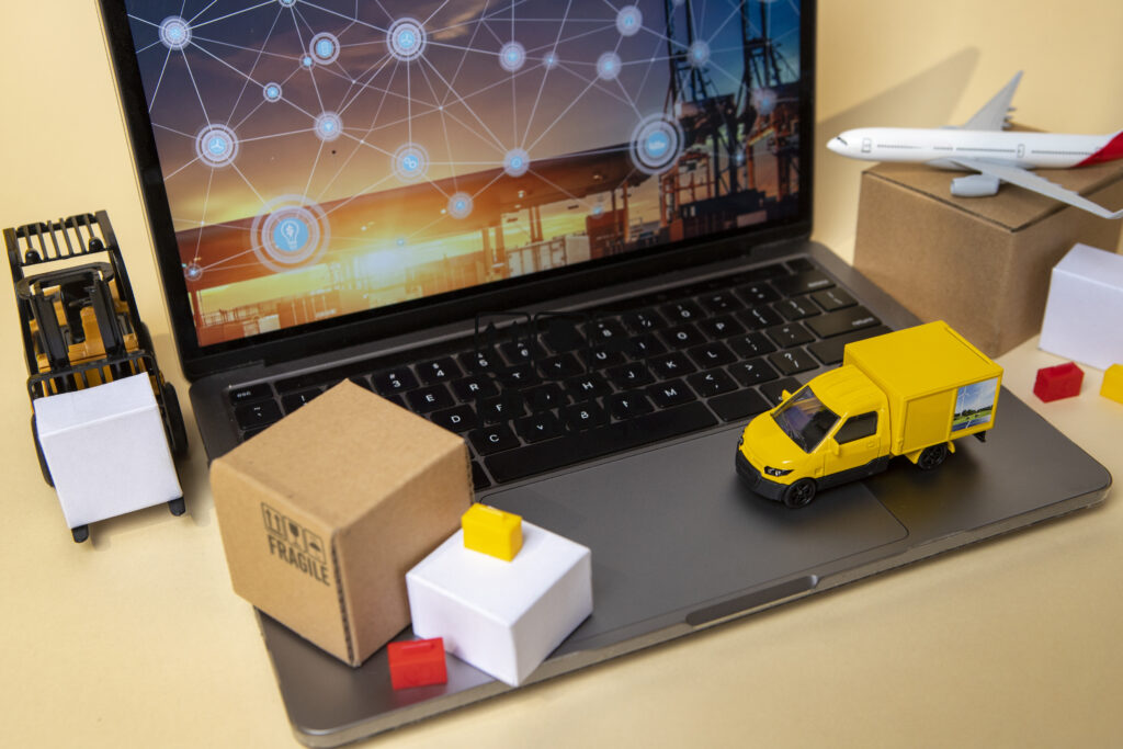Imagem com objetos que retratem a logística de uma implantação de e-commerce