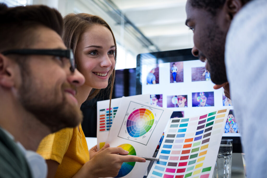 Grupo de designers decidindo com cor deixará o conteúdo visualmente mais atrante